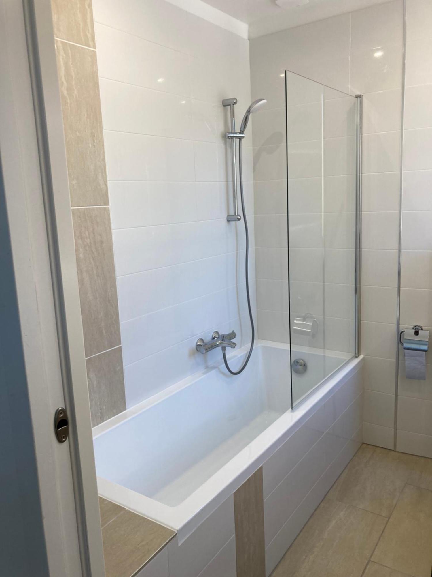 Chambre Parentale , Salle De Bain Privee, Acces Plages & Vue Mer Du Salon Dans Appartement Partage Chez L'Habitant ,, Master Bedroom, Private Bathroom, Beach Access & Sea View Cannes Exteriér fotografie