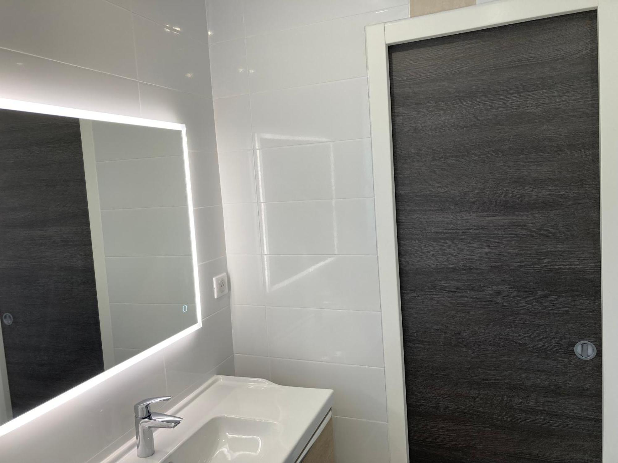 Chambre Parentale , Salle De Bain Privee, Acces Plages & Vue Mer Du Salon Dans Appartement Partage Chez L'Habitant ,, Master Bedroom, Private Bathroom, Beach Access & Sea View Cannes Exteriér fotografie